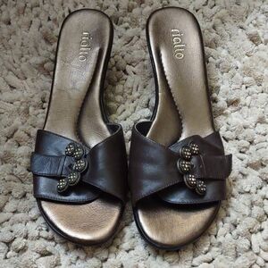 New Rialto Women's Size 9‎ dark brown slip on leather shoe gold flower accent